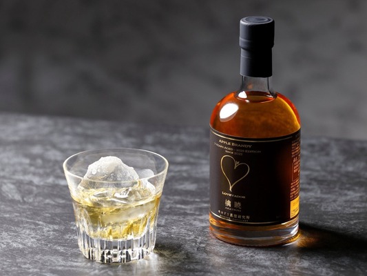 【100%青森りんご仕込み！7種の新樽原酒をブレンド】アップルブランデー「LOVEVADOS 檎暁 3年」が発売 画像