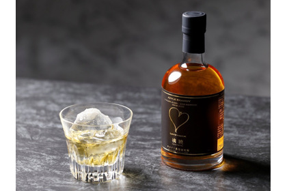 【100%青森りんご仕込み！7種の新樽原酒をブレンド】アップルブランデー「LOVEVADOS 檎暁 3年」が発売 画像