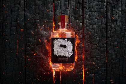 【日本三大火祭り「道祖神祭り」で燃え残った御神木を蒸留！】「DOSO GIN」数量限定で発売 画像