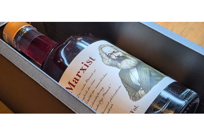 【マルクスの思想を飲む！？ラベルに一節を配置】クラフトリキュール「Marxist（マルキスト）」発売 画像