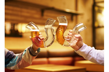 【ビールだけ飲むと倒れるグラス！】「ふらつくビアグラス」が遂に一般販売開始 画像