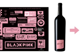 「BLACKPINK WORLD TOUR <DEADLINE> IN TOKYO」特大オリジナルステッカーシート付き限定ボトルワインが販売！ 画像