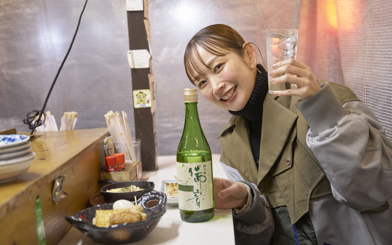 福岡のお酒好きタレントが長浜で“屋台飲み”！中上真亜子さんが『瑞音』を飲みながら語る酒LIFE 画像