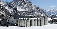 「上善如水」の白瀧酒造、酒蔵敷地内に体験型施設「Flow」を6月オープン