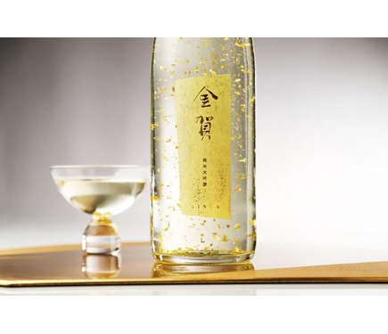 年末年始の乾杯に！金粉が舞う日本酒！】純米大吟醸「金賀 -KINGA-」が
