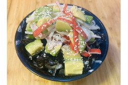 【おつまみレシピ】安くてヘルシーなのに豪華！「カニカマとアボカドのさわやか丼」 画像