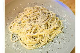【おつまみレシピ】フライパン1つで簡単！チーズのダブル使いで深みのある味の「濃厚チーズパスタ」 画像