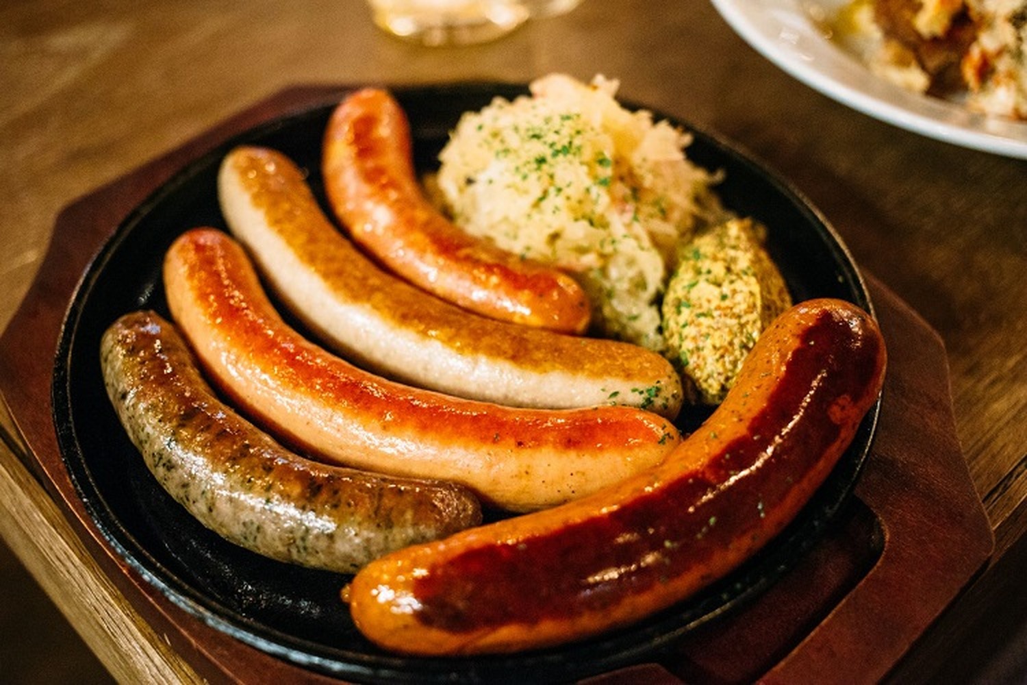 11月1日「ソーセージの日」限定！シュマッツ名物ジューシーなドイツソーセージが111円で楽しめる！ nomooo（ノモー）