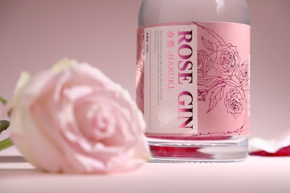 【国産バラと14種のボタニカルのジン！】「ROSE GIN 春葵 -HARUKI-」が抽選販売開始