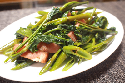【レシピ】旬の野菜を炒めて乾杯！「空芯菜とベーコン炒め」 画像