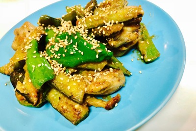 【レシピ】野菜が主役の炒め物！「鶏とナス・ピーマンの味噌炒め」 画像