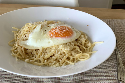 【レシピ】シメにぴったり！チーズと卵のコラボがたまらない「貧乏人のパスタ」 画像