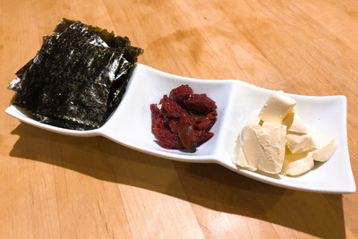 【レシピ】日本酒のお供に最高な「クリームチーズと梅干しの海苔巻き」 画像