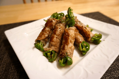 【レシピ】甘くて柔らかい旬野菜「肉巻きピーマンの塩焼き」 画像