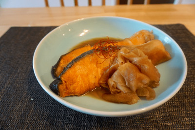 【レシピ】10分以内に完成！フライパン一つで魅惑の肴「焼き煮サーモン」 画像