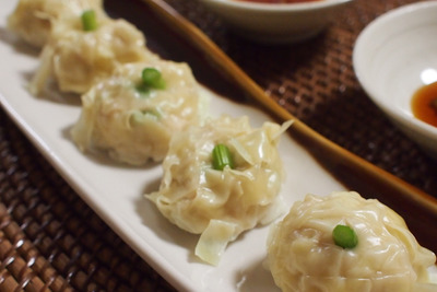 キャベツをしくのがコツ！フライパンで蒸し焼きするだけで簡単に作れる『ふんわり豆腐シュウマイ』の作り方 画像