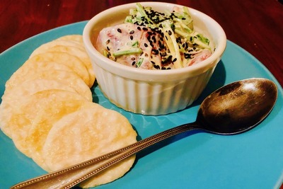 【レシピ】クィア・アイに愛を込めて！「マグロとパクチーのポキ・塩せんべい添え」 画像