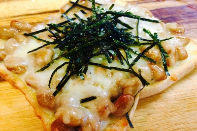 【レシピ】おつまみ和風ピザ！？香ばしさがたまらない「納豆トースト」 画像