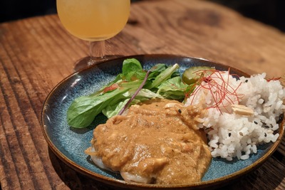 【酒場カレー放浪記】中華×カレーの出会い。神田カレーグランプリ決定戦で準優勝を果たした「BAR 三月の水」のカレーが絶品だった！ 画像