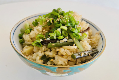 【レシピ】材料を混ぜて炊くだけ！シメにも最高な「山菜炊き込みご飯」 画像