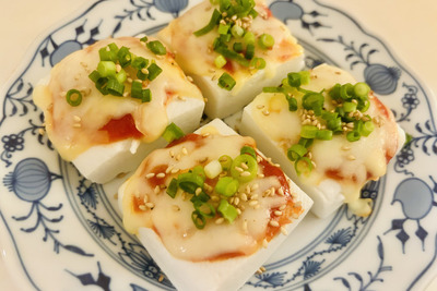 【レシピ】決め手はチリソース！「はんぺんの甘辛チーズ焼き」 画像