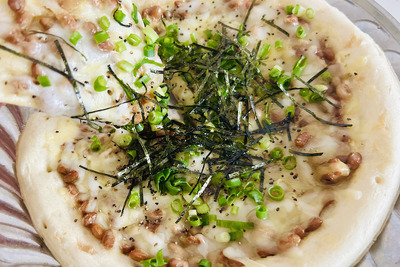 【レシピ】相性の良さにびっくり！激ウマ「納豆ピザ」 画像