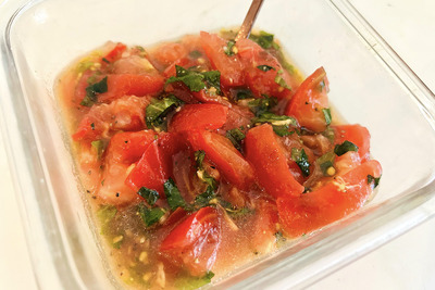 【レシピ】切って和えるだけの簡単おつまみ！「トマトと大葉の和風サルサ」 画像