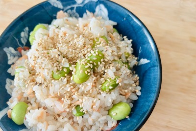 【レシピ】コンビニ食材で作れる〆の1品！「しゃけと枝豆のまぜごはん」 画像