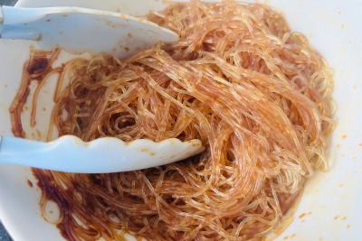 【レシピ】中国醤油がポイント！茹でて和えるだけの「春雨和え麺」 画像