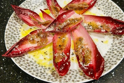 【レシピ】花のような華やかさ！「レッドチコリのアンチョビボート」 画像