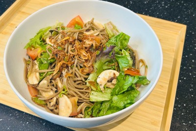 【レシピ】シメにも前菜にも！たっぷり野菜でヘルシーな「サラダ蕎麦」 画像