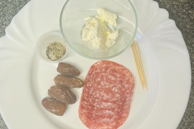 【おつまみレシピ】夏のパーティーに！「デーツとクリームチーズのサラミ巻き」 画像
