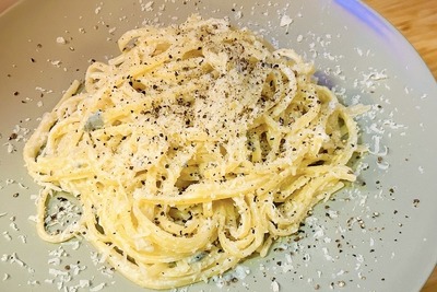 【おつまみレシピ】フライパン1つで簡単！チーズのダブル使いで深みのある味の「濃厚チーズパスタ」 画像