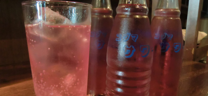 下町の酒場で良く見かける真っ赤な割もの「バイスサワー」っていったい何？ | nomooo（ノモー）