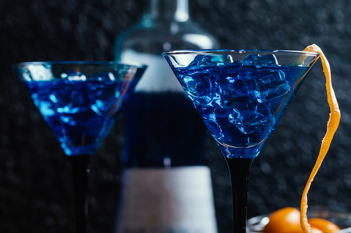 青空を連想させるカクテル「スカイダイビング」の魅力と飲み方・作り方