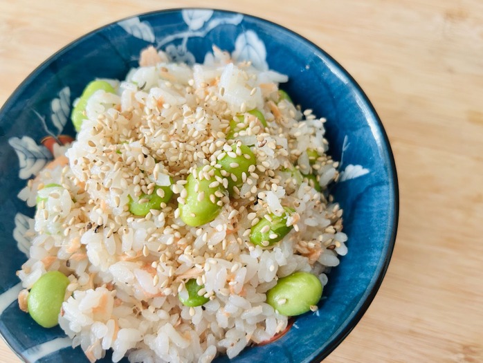 レシピ】コンビニ食材で作れる〆の1品！「しゃけと枝豆のまぜごはん