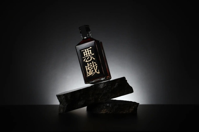 濃厚な甘さ！50年熟成させた“黒い日本酒”！？】長い歳月で