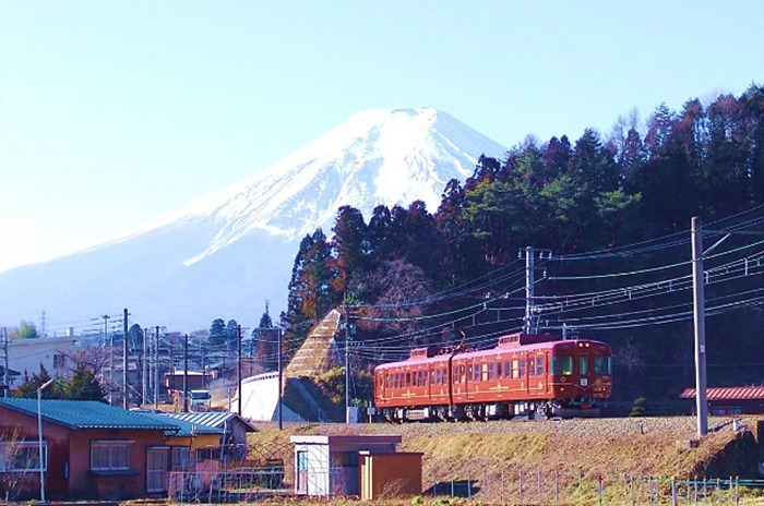 お酒も飲める！2026年1月1日を贅沢に】毎年好評の新春特別列車「初富士