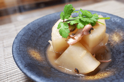 【レシピ】日本酒のおつまみに！冬大根のとろとろ炒め煮「イカの塩辛大根」 画像