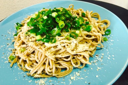 【レシピ】和と洋のコラボ！飲みのシメに最高な「お蕎麦ペペロンチーノ」 画像