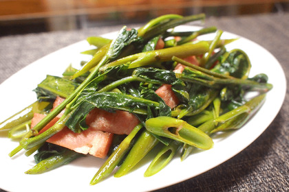 【レシピ】旬の野菜を炒めて乾杯！「空芯菜とベーコン炒め」 画像