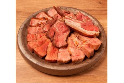 低温調理された極上肉盛りが半額に!! 「原価ビストロBAN！」の“29Week”が熱い！ 画像