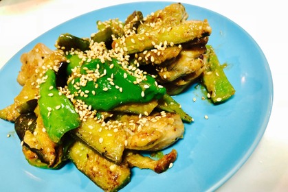 【レシピ】野菜が主役の炒め物！「鶏とナス・ピーマンの味噌炒め」 画像