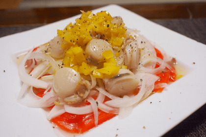 【レシピ】サラダ感覚でパクパク食べたい「サーモンとホタテの簡単マリネ」 画像