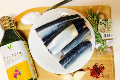 【レシピ】少し旬を過ぎた秋刀魚もオイルでジューシーに「秋刀魚のコンフィ」 画像
