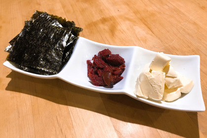 【レシピ】日本酒のお供に最高な「クリームチーズと梅干しの海苔巻き」 画像
