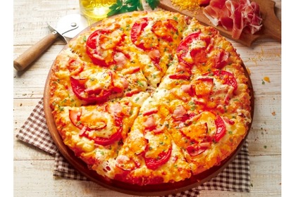 世界チャンピオン監修の絶品ピザ！？「黄金チーズと贅沢4種ハムのピザ」ピザーラで販売！ 画像