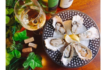 岩牡蠣とワインがお得に楽しめる！アーリーオイスター＆ワインタイム「ESOLA新宿」にて開催 画像