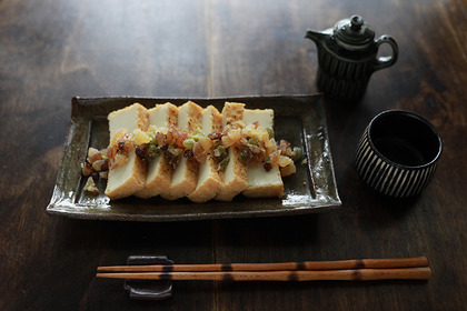 でん六『甘納豆』を使ったおつまみレシピ「熱々厚揚げ甘納豆乗せ」 画像