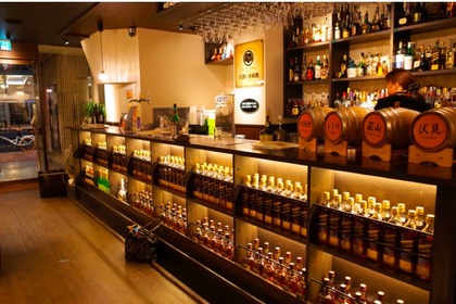 スタンディングレトロバー「お酒の美術館 赤坂店」がオープン！ 画像